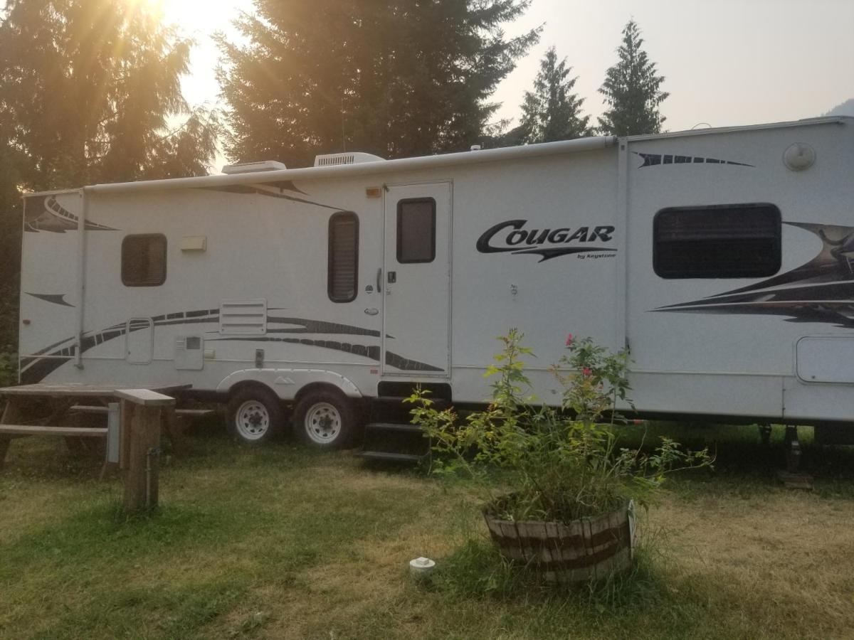 Noah'S Ark Campground Revelstoke Buitenkant foto