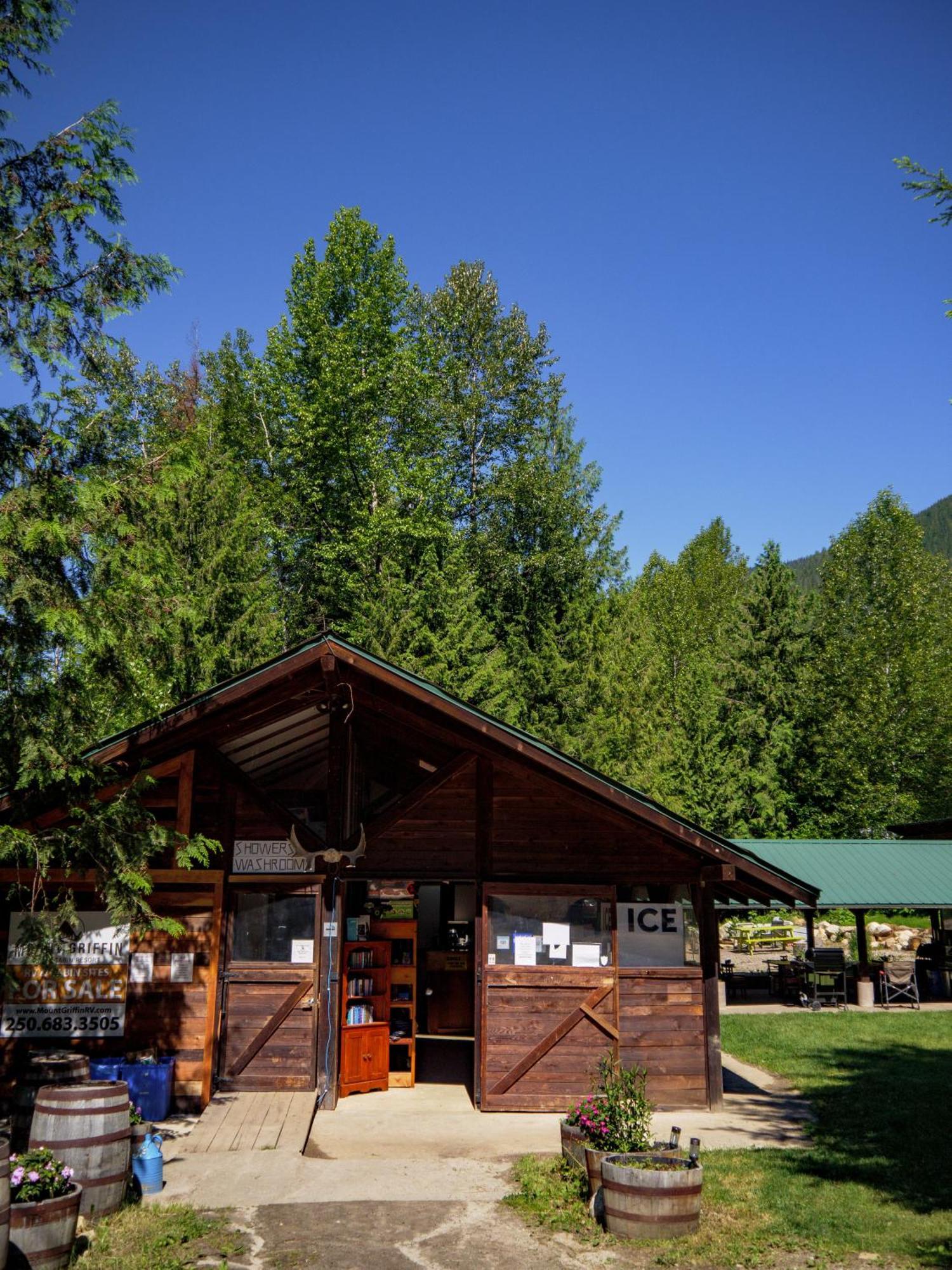 Noah'S Ark Campground Revelstoke Buitenkant foto